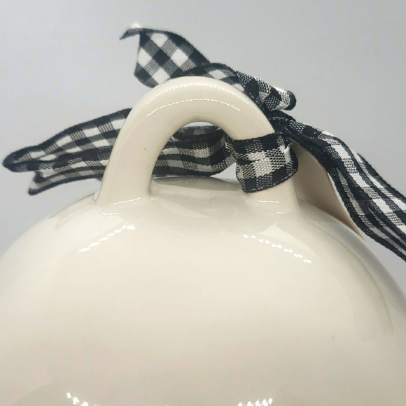 Rae Dunn Queen Bee Hive Birdhouse Ivory / Cream with Gingham Bow BNIB - Picture 5 of 6